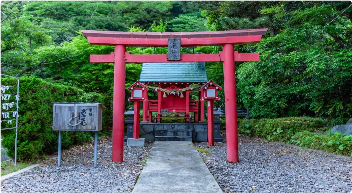 酒店入口右侧 殿汤神社