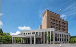 免费停车场80个车位